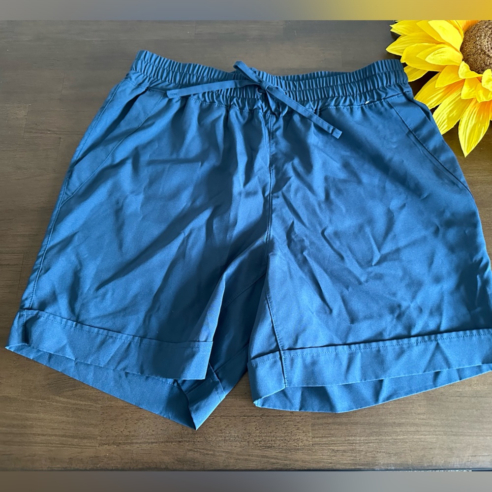 Mondetta Women’s Moisture Wicking Shorts w/ Pockets in Teal Blue size small NWOT